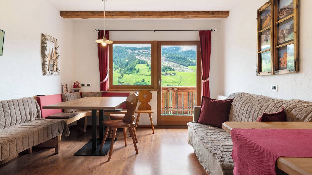 Pedraces Apartment | Apartment 'Paracia App La Vedla' with Sea View, Shared Garden and Wi-Fi