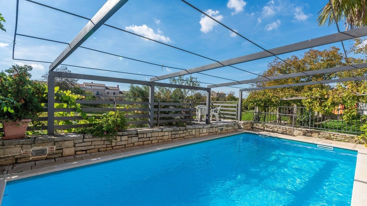 Peresiji Apartment | Apartment Peresiji AUC with Shared pool