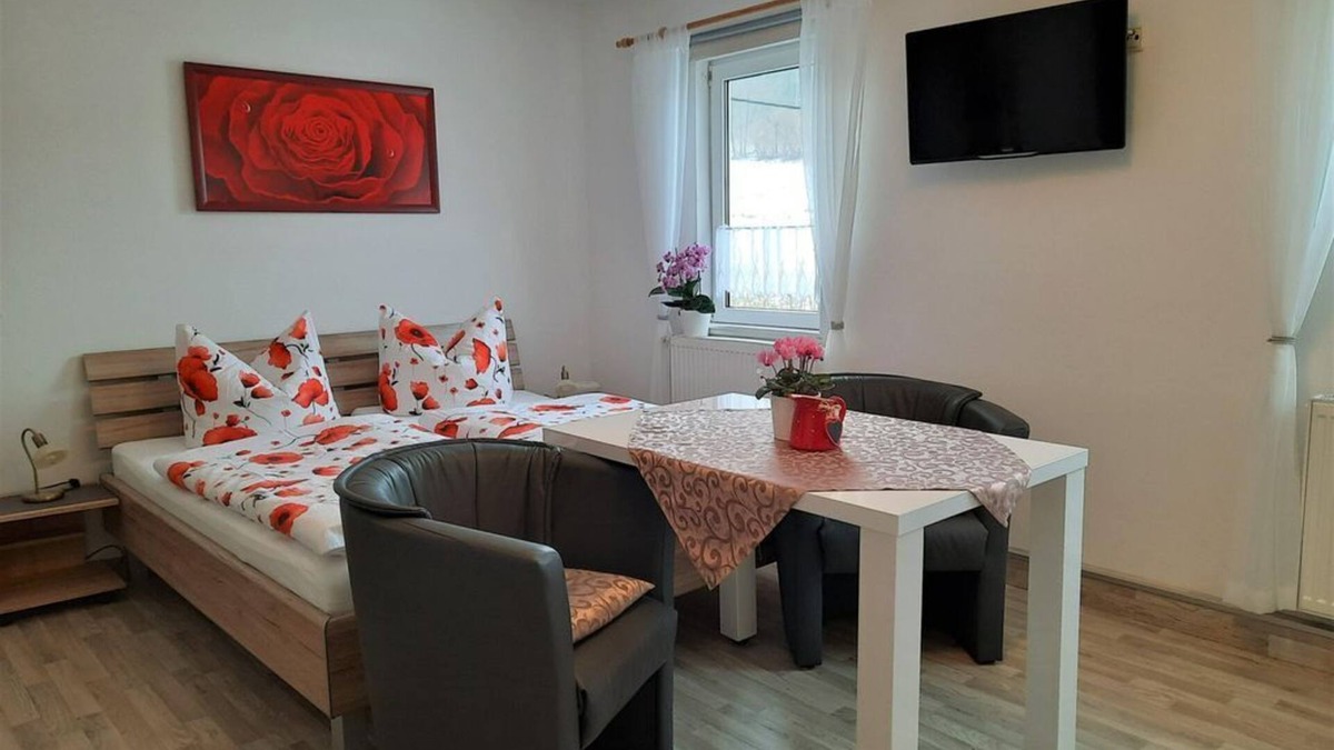 Pfaffendorf Apartment | Apartment "Pfaffenstein", living room/bedroom - Ferienhof Müller