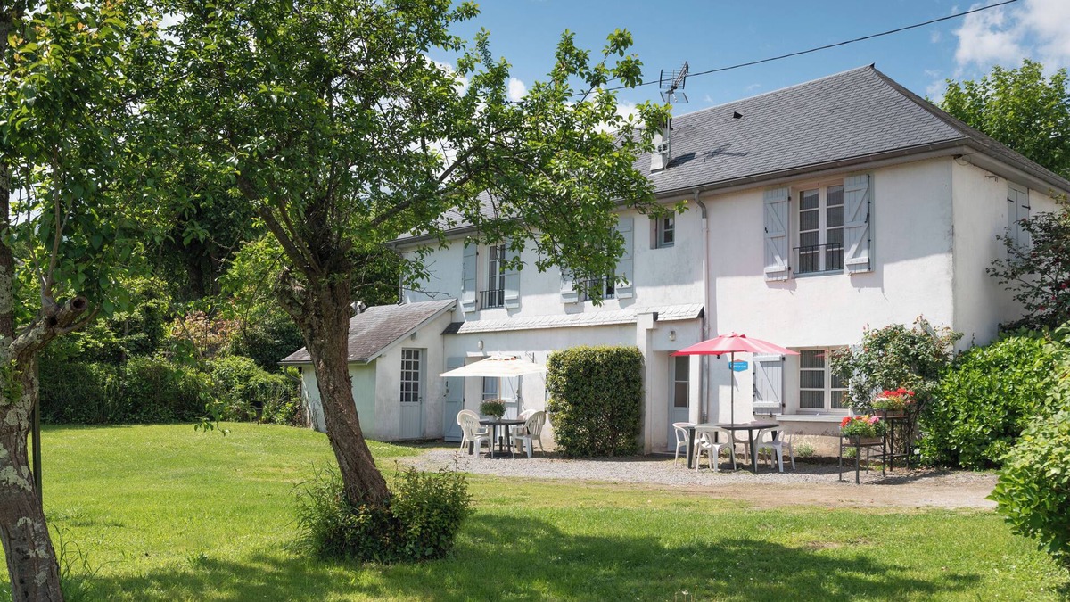 Argeles Gazost Apartment | Apartment 'Pibeste' with Mountain View, Shared Garden and Wi-Fi