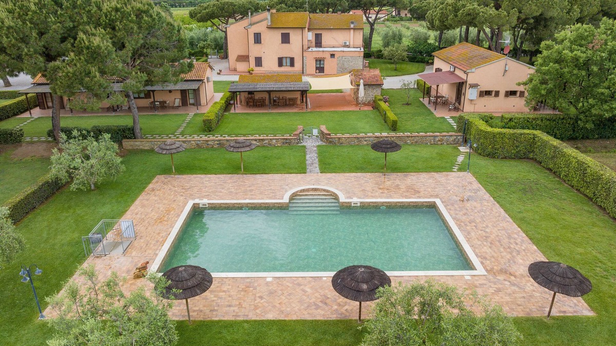 Piombino Apartment | Apartment 'Pino' with Shared Pool, Wi-Fi and Air Conditioning