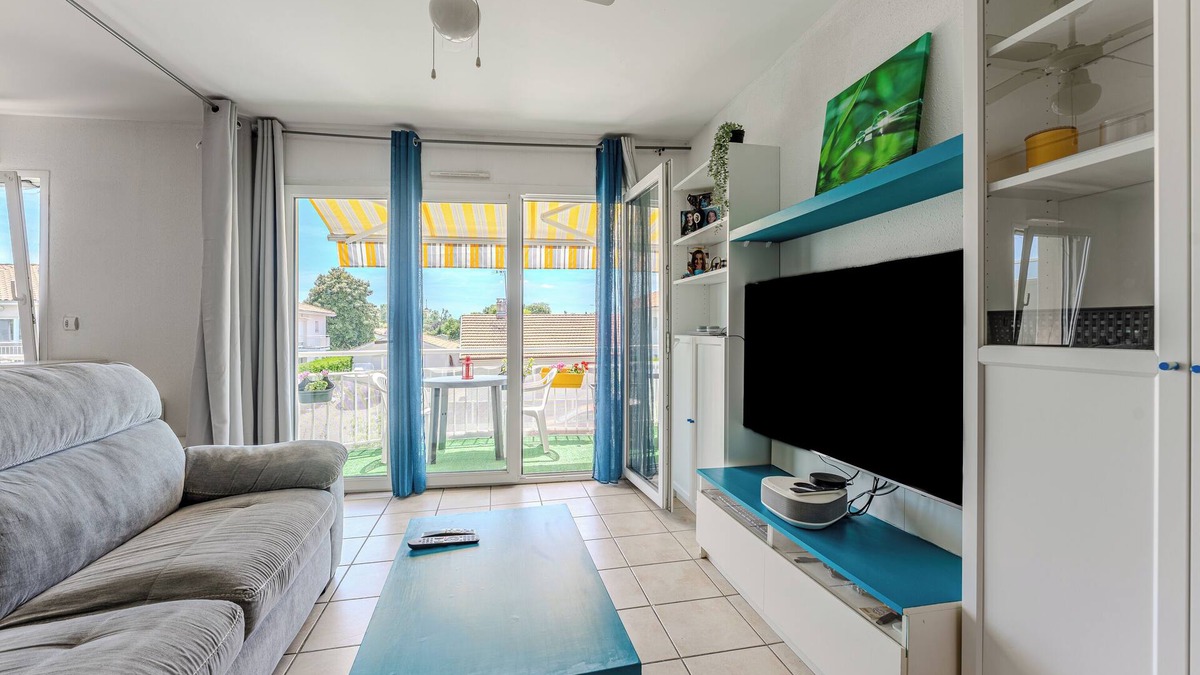 Parentis-en-Born Apartment | Apartment 'Proche Plage Parentis' with Private Terrace and Wi-Fi