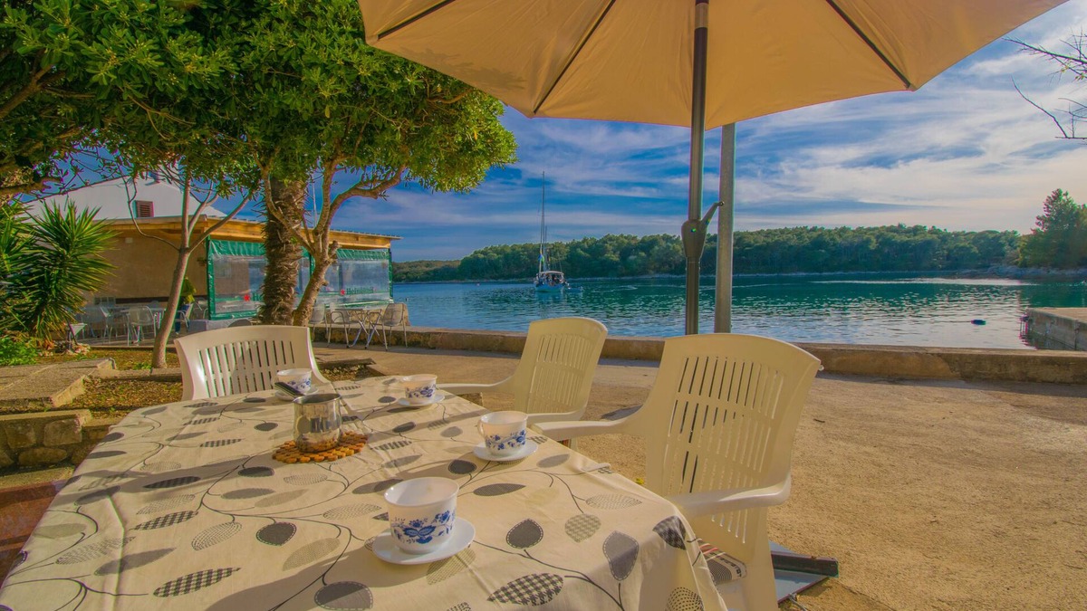 Punta Kriza Apartment | Apartment Punta Blue, only 5m from the sea, the island of Cres