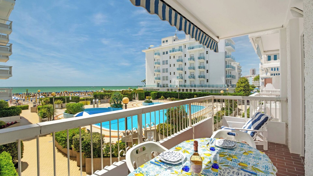Jesolo Apartment | Apartment 'Relaxing' with Sea View, Shared Pool and Wi-Fi
