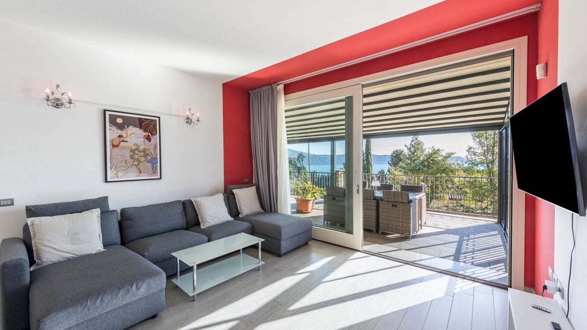 Pulciano Apartment | Apartment 'Residence Virgilio Red' with Lake View, Wi-Fi and Air Conditioning