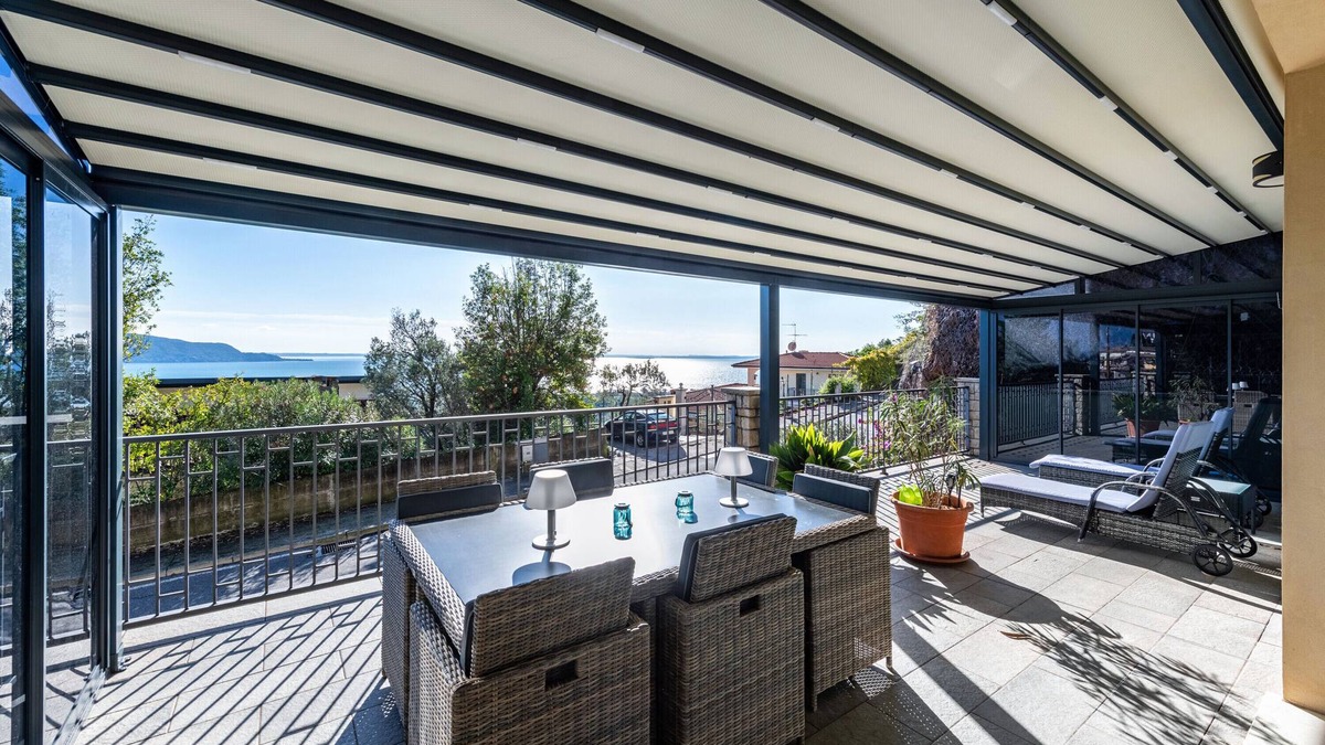 Pulciano Apartment | Apartment 'Residence Virgilio Green' with Lake View, Wi-Fi and Air Conditioning