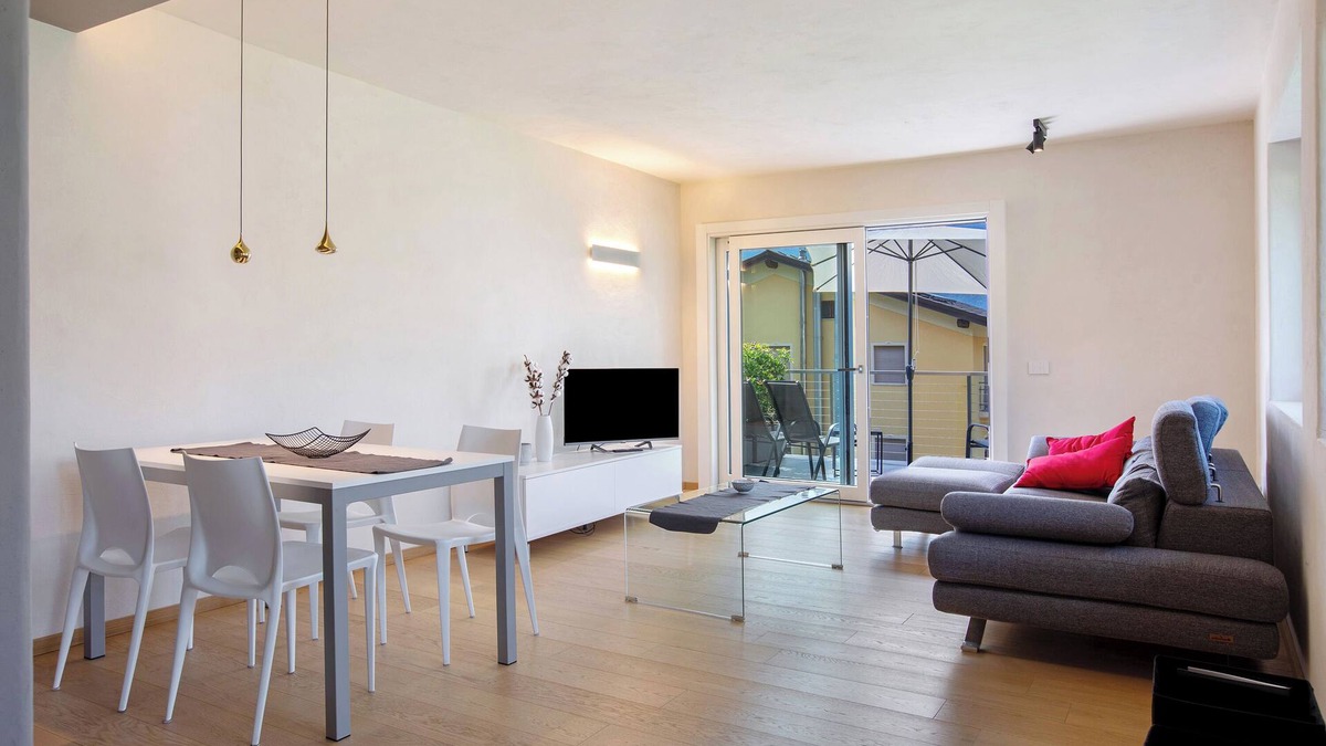 Senin Apartment | Apartment 'Robert' with Mountain View, Balcony and Wi-Fi