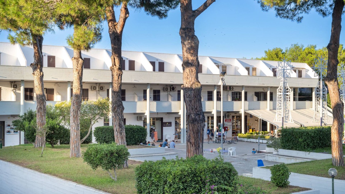 Conca Specchiulla Apartment | Apartment 'Rosso Tramonto' with Shared Terrace, Wi-Fi and Air Conditioning