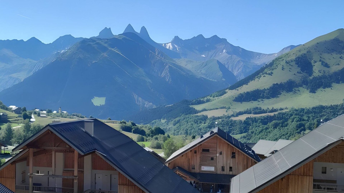 Saint-Jean-d'Arves Apartment | Apartment 'Saint-jean-d'arves' with Mountain View and Balcony