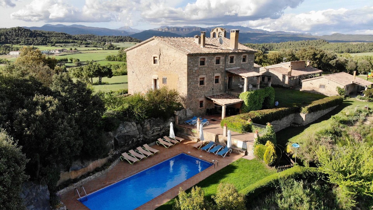 Gargalla House | Apartment 'Sant Grau 2' with Mountain Views, Shared Pool and Wi-Fi