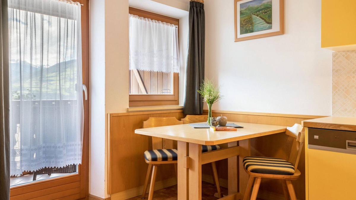 Chifa Apartment | Apartment 'Schlossblick' with Mountain View, Shared Garden and Wi-Fi