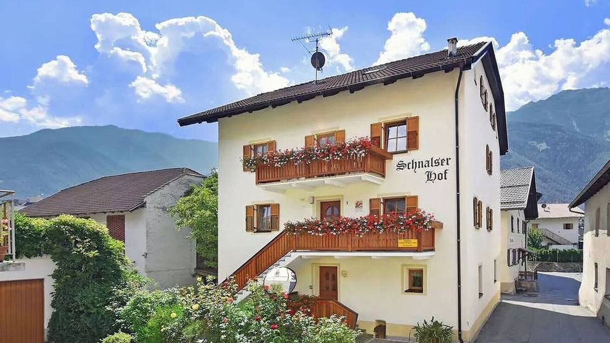 Laces Apartment | Apartment "Schnalserhof Gravensteiner" with Mountain View, Shared Terrace & Wi-Fi