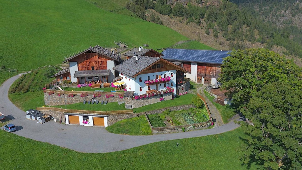 Naturno Apartment | Apartment 'Schnatzhof Adlerhorst' with Mountain View, Private Terrace and Wi-Fi