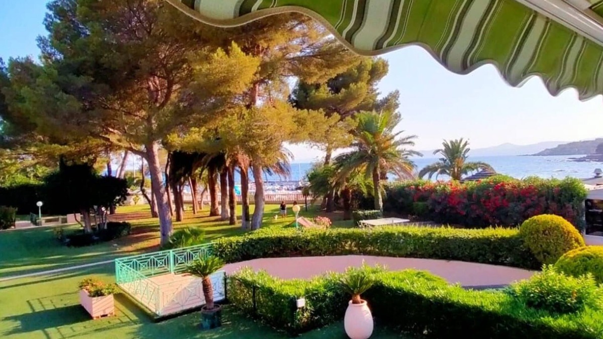 Boulouris-sur-Mer Apartment | APARTMENT SEA VIEW- "FEET IN THE WATER" DIRECT ACCESS BEACH