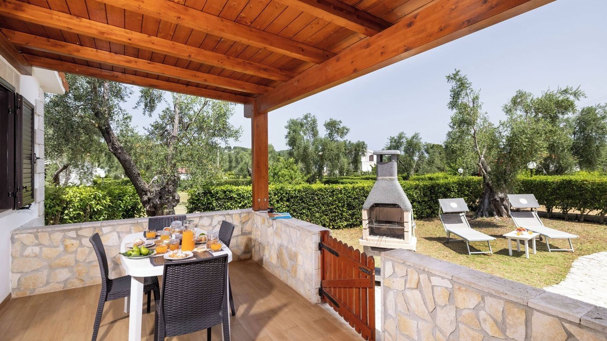 Chiesiola Apartment | Apartment "semi-detached Villa" for 5/6 person on the ground floor with separate entrances and with square meters 150 private Garden with Barbecue and Sunbeds