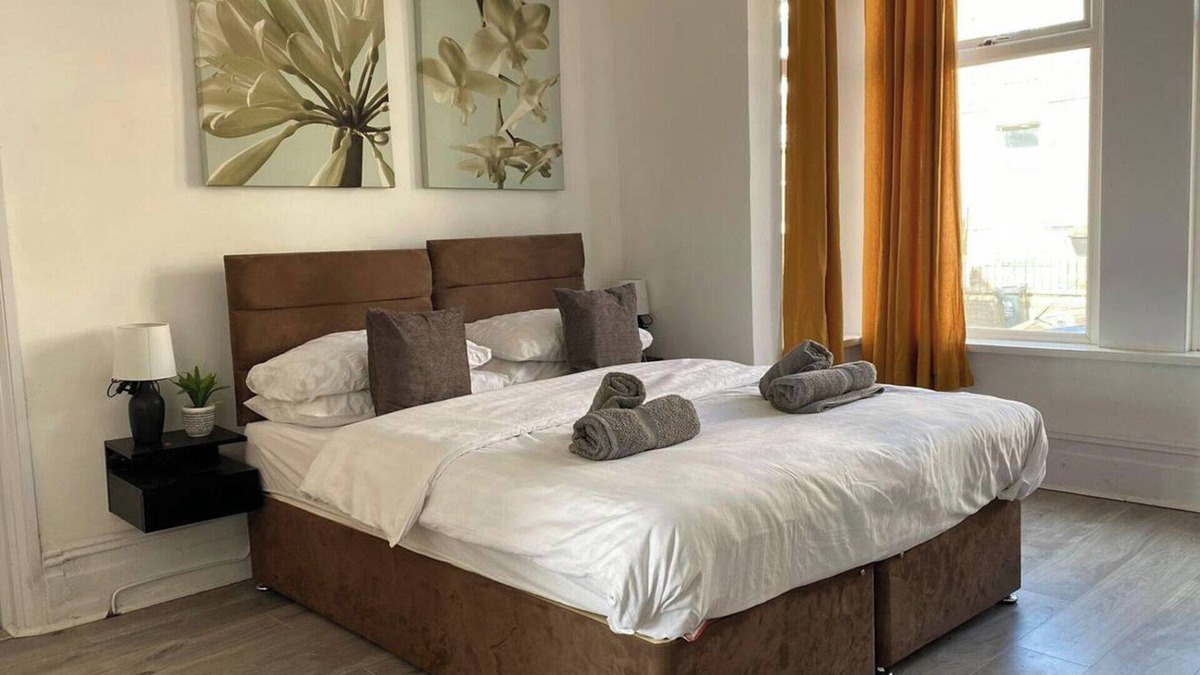 Newport Apartment | Apartment - Sleeps 2 - Parking - WiFi