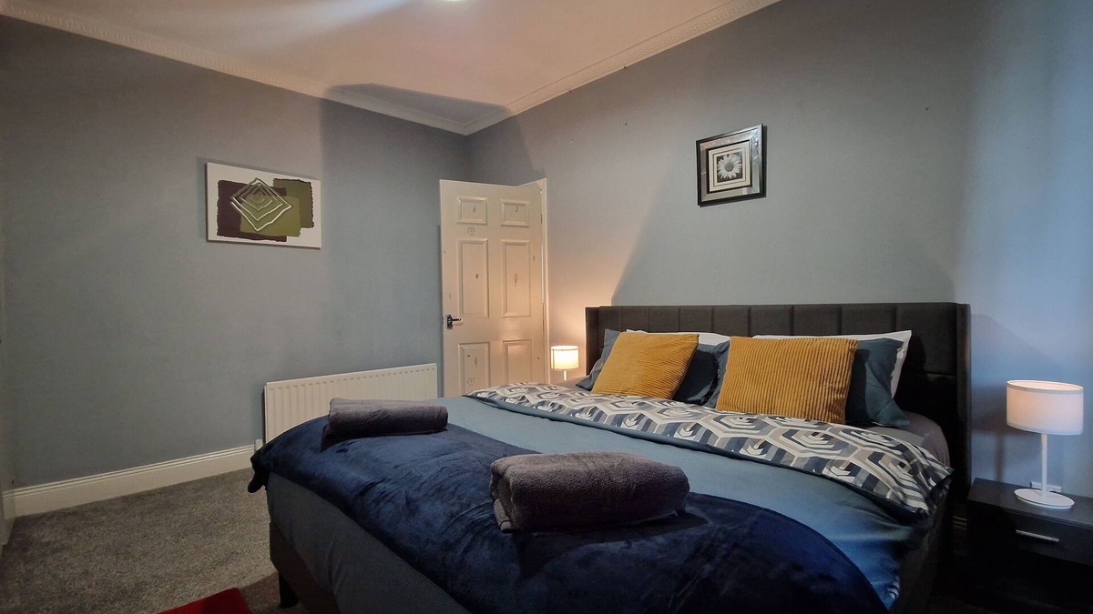 Ashington Apartment | Apartment - Sleeps 4 - Parking - WiFi