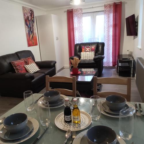 Alibon Apartment | Apartment - Sleeps 4 - Parking - Station Close