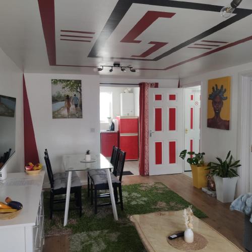Chadwell Apartment | Apartment - Sleeps 5 - Parking - Station Close