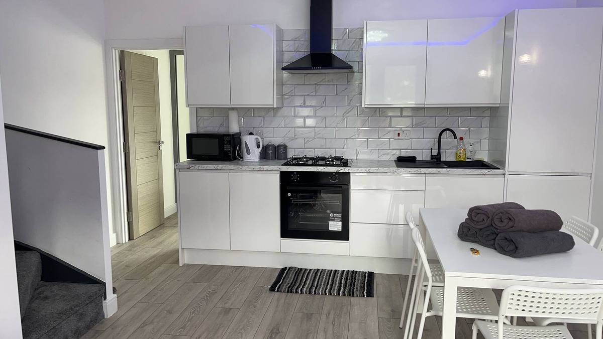 Hendon Apartment | Apartment - Sleeps up to 5 & on-street parking