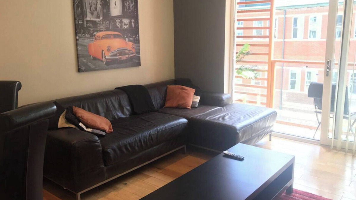 Hull Old Town Apartment | Apartment-Sleeps4-Balcony-Parking-PetsOk