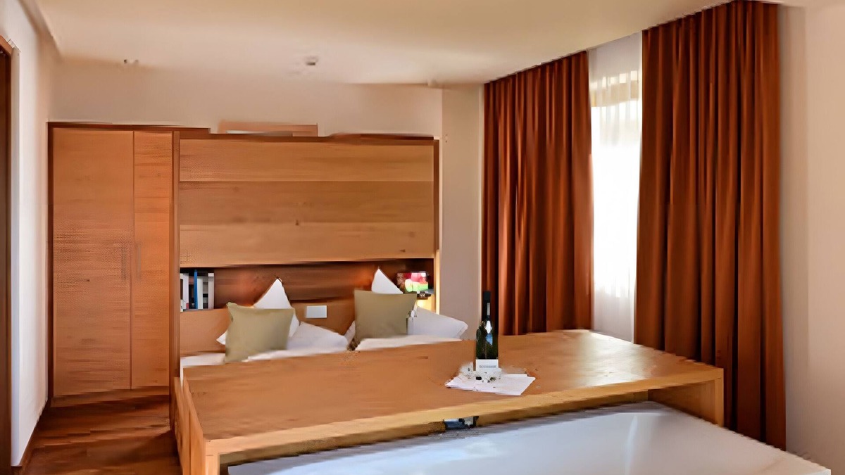 Burgusio Apartment | Apartment 'Sonnenaufgang 1' with Mountain View, Shared Terrace and Wi-Fi