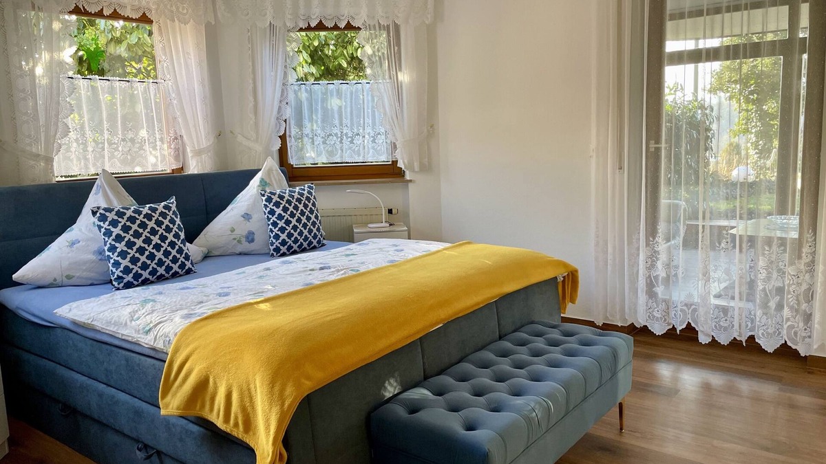 Bad Bocklet Apartment | Apartment Sonneneck (60sqm) with access to sunbathing lawn and garden