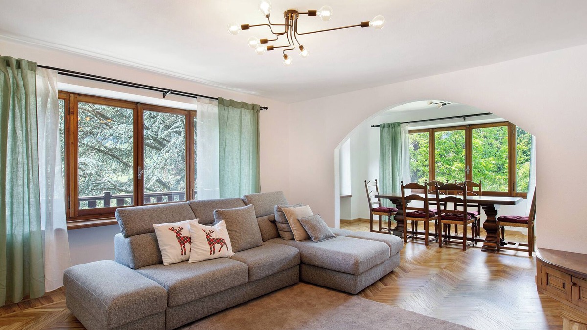 Courmayeur Apartment | Apartment 'Spazioso Appartamento Con Vista' with Mountain View, Shared Garden and Wi-Fi