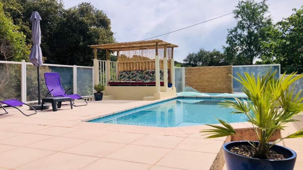 Carnoules Apartment | Apartment 'Studio Romance' with Mountain View, Shared Pool and Wi-Fi