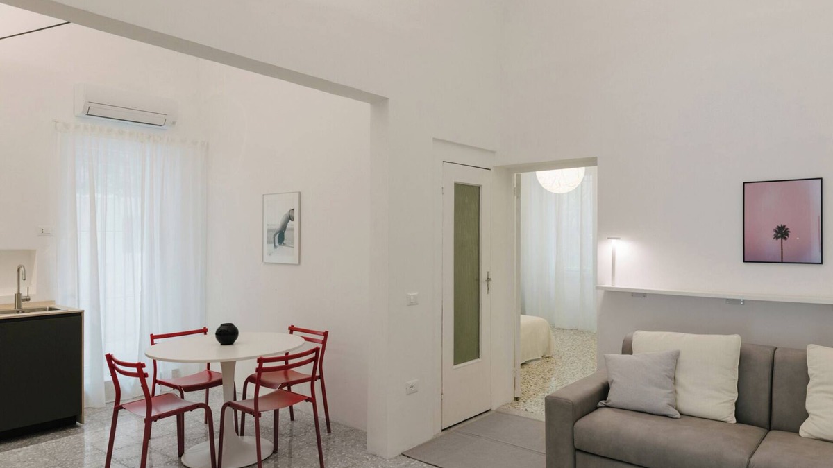 Pescara Apartment | Apartment 'Studio Zeno' with Wi-Fi and Air Conditioning