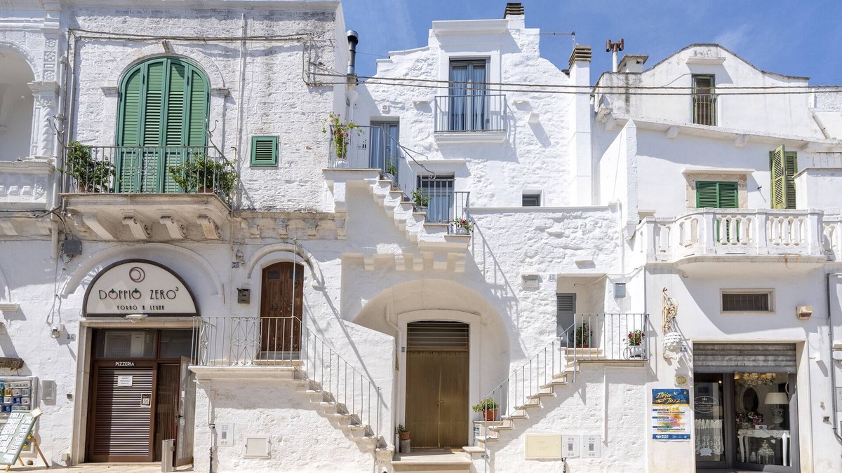 Old Town Cisternino Apartment | Apartment "Suite La Scala Del Borgo" with Private Terrace, Wi-Fi and Air Conditioning