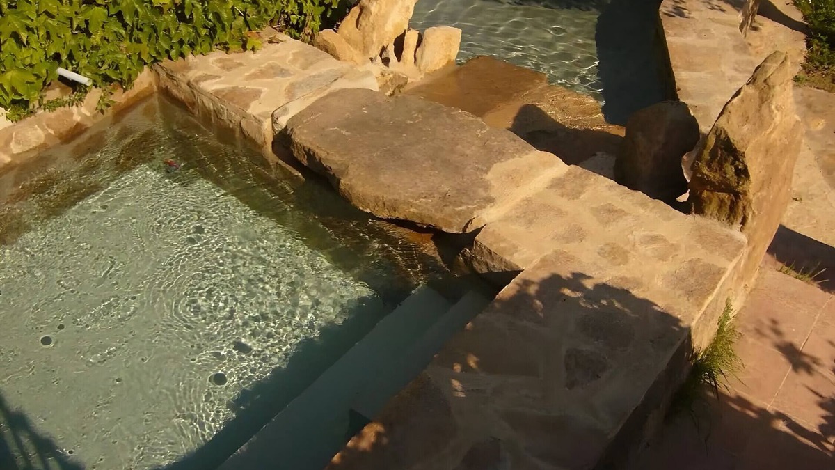 Castelltercol Apartment | Apartment 'Suite' with Mountain View, Shared Pool and Wi-Fi