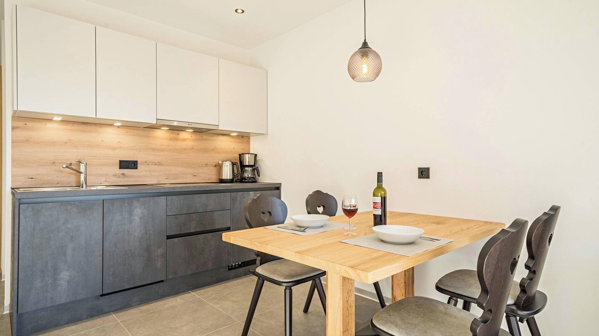 Lana Apartment | Apartment "Sunnig - Sonennschein" with Mountain View, Balcony & Wi-Fi