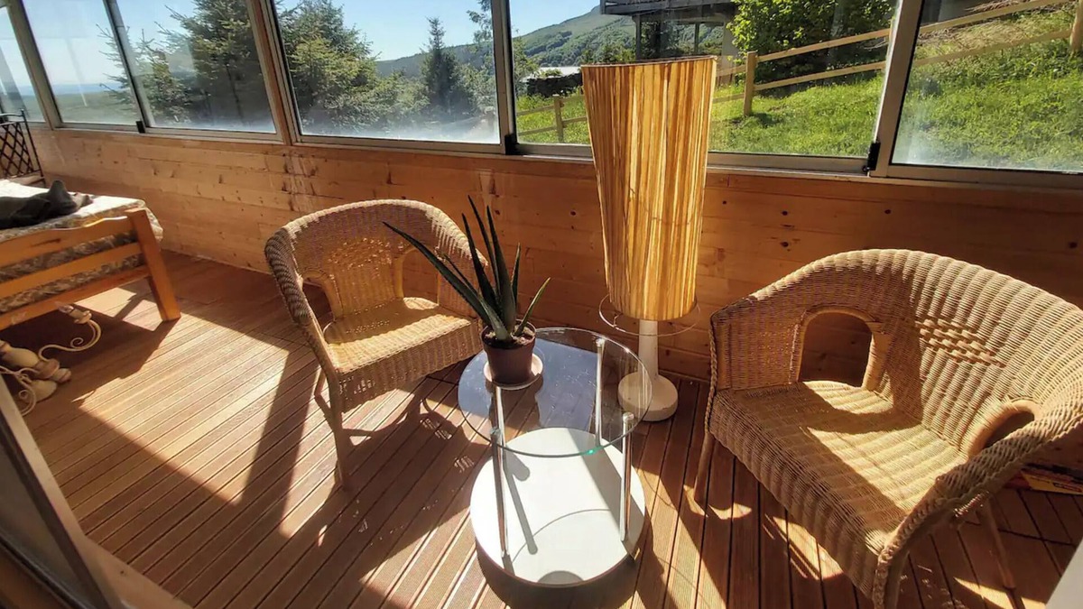 Besse-et-Saint-Anastaise Apartment | Apartment 'Superbe Appartement Avec Loggia' with Mountain View, Private Terrace and Wi-Fi
