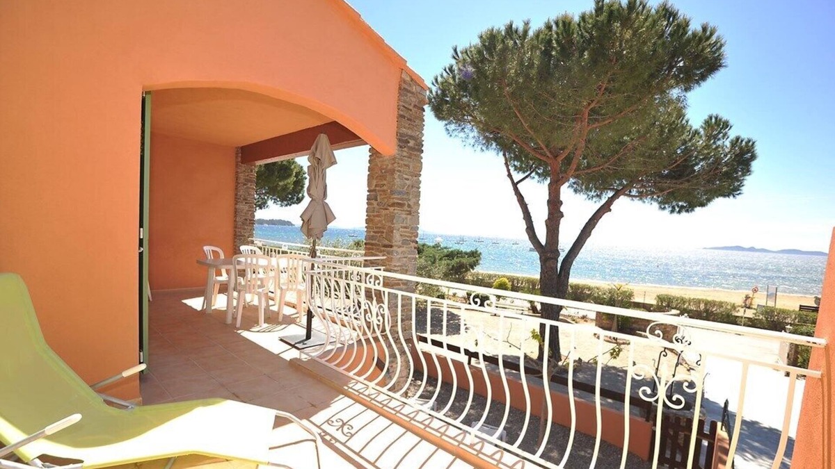 La Londe-les-Maures Apartment | Apartment T2 * 4 pers. 10m from the BEACH with SEA VIEW & HEATED POOL (4)