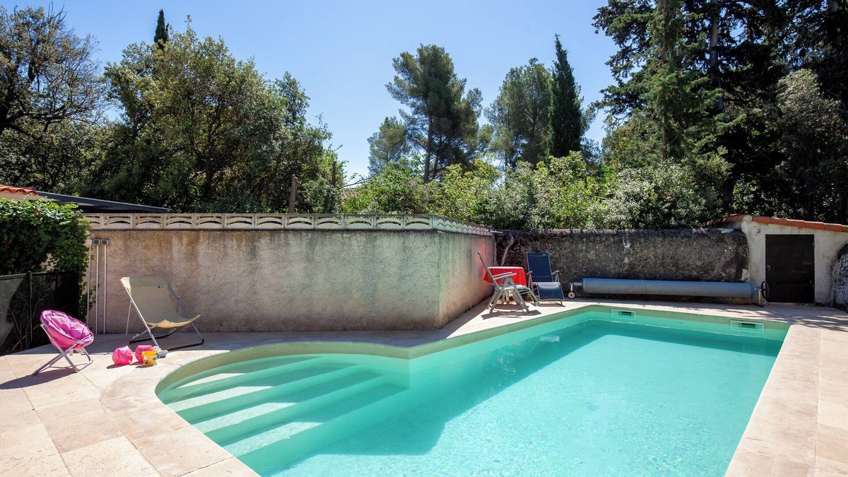 Les Baumettes Apartment | Apartment 'T2 Porte Des Calanques' with Mountain View, Shared Pool and Wi-Fi