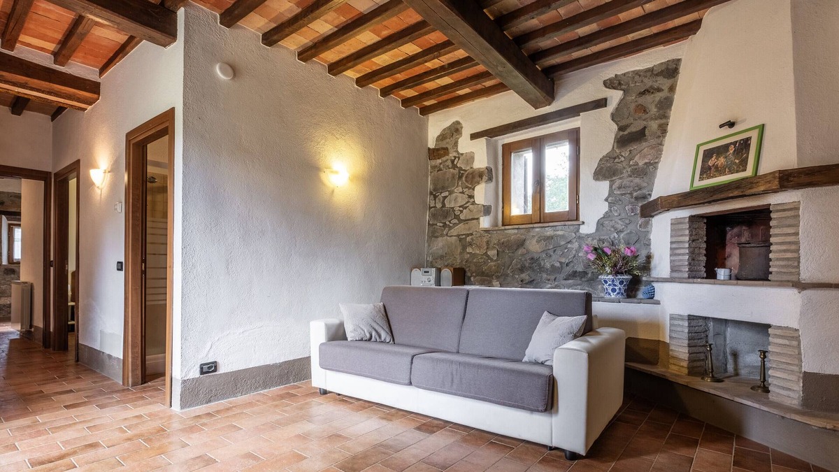 Radicofani Apartment | Apartment 'Terra' with Shared Terrace, Shared Garden and Wi-Fi