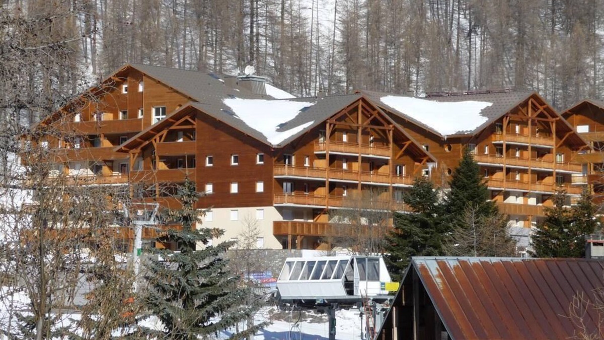 Allos Apartment | Apartment 'Terrasses De Labrau - Res Piscine' with Mountain View and Balcony
