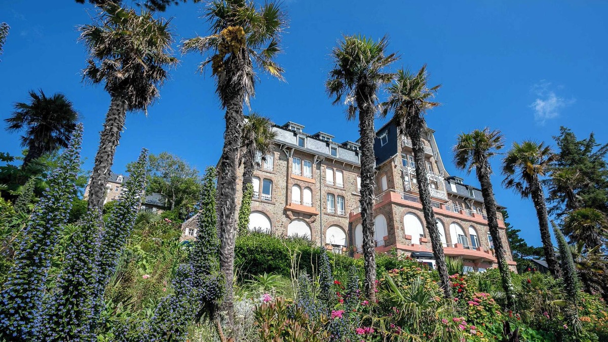Cote de Granit Rose Apartment | Apartment "Ti Roz" 3 Stars with Sea View, Direct Beach Access and GR34
