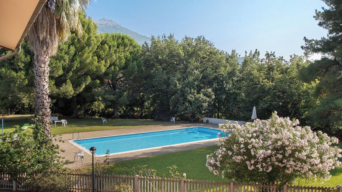 Cisano sul Neva Apartment | Apartment 'Tra Monti E Mare' with Mountain View, Wi-Fi and Air Conditioning