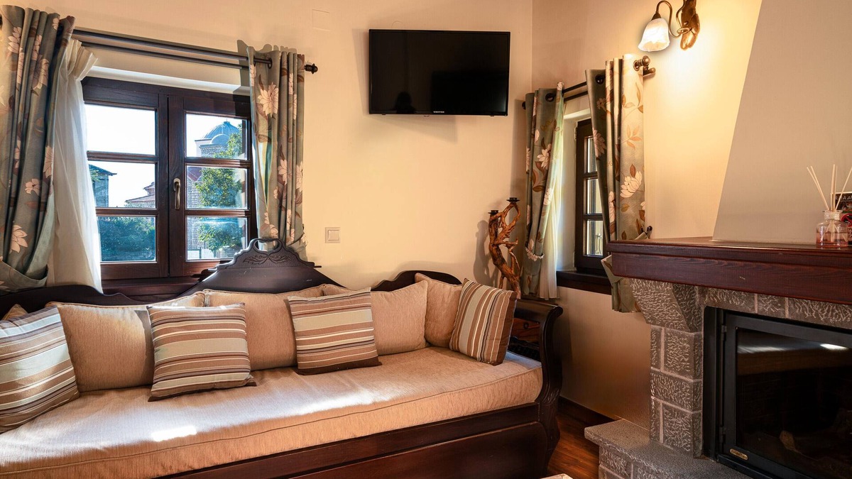Potamia Apartment | Apartment 'Triple Room with View-Dafni' with Mountain View, Private Terrace and Wi-Fi