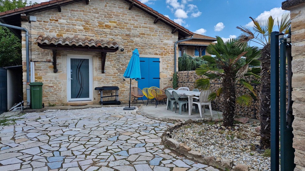 Feillens Apartment | Apartment 'Une Escale Au Calme' with Private Terrace, Private Garden and Wi-Fi