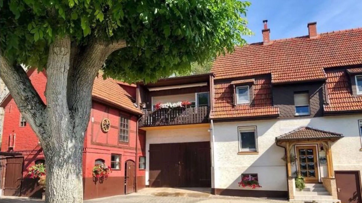 Alheim Apartment | Apartment 'Unterm Stein' with Shared Terrace, Private Garden and Wi-Fi