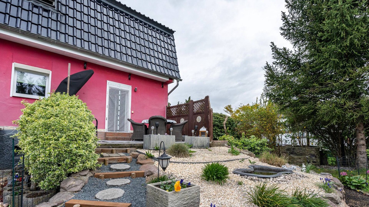 Neupetershain Nord Apartment | Apartment 'Urlaub Mit Hund' with Shared Terrace, Private Garden and Wi-Fi