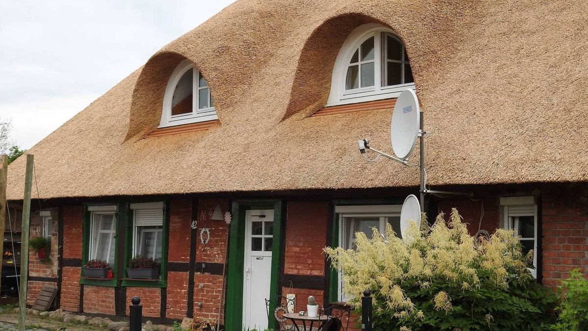 Demmin Apartment | Apartment 'Urlaub Unterm Reetdach' with Private Garden and Wi-Fi