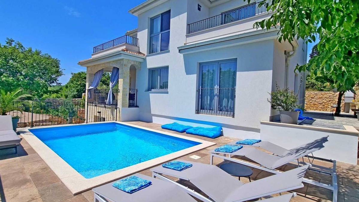 Cizici House | Apartment VIKTORIJA with private pool