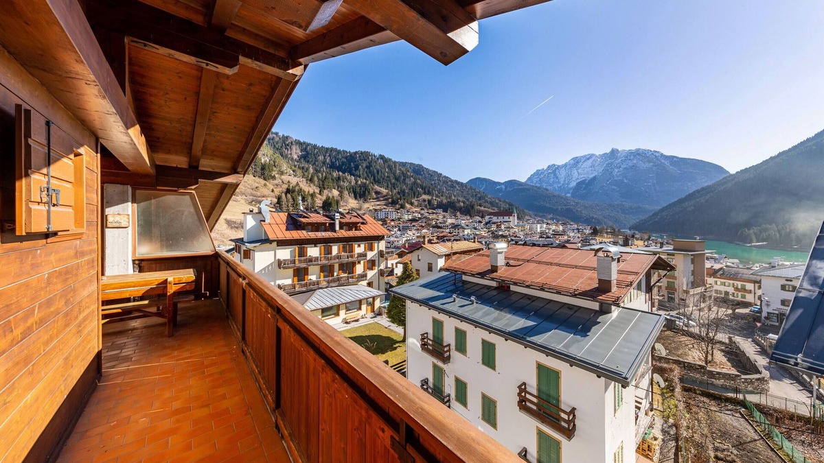 Auronzo di Cadore Apartment | Apartment 'Villa Pais 3 Cime View' with Lake View and Private Terrace
