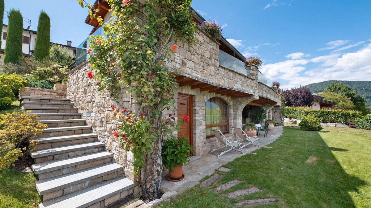 Alta Valle Intelvi Apartment | Apartment 'Villa Alessandra' with Lugano Lake View, Terrace and Wi-Fi