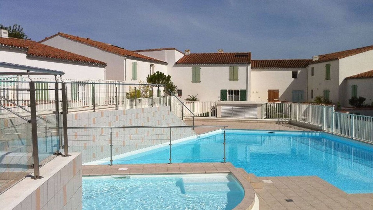Marais Poitevin Apartment | Apartment VUE MER with swimming pool access