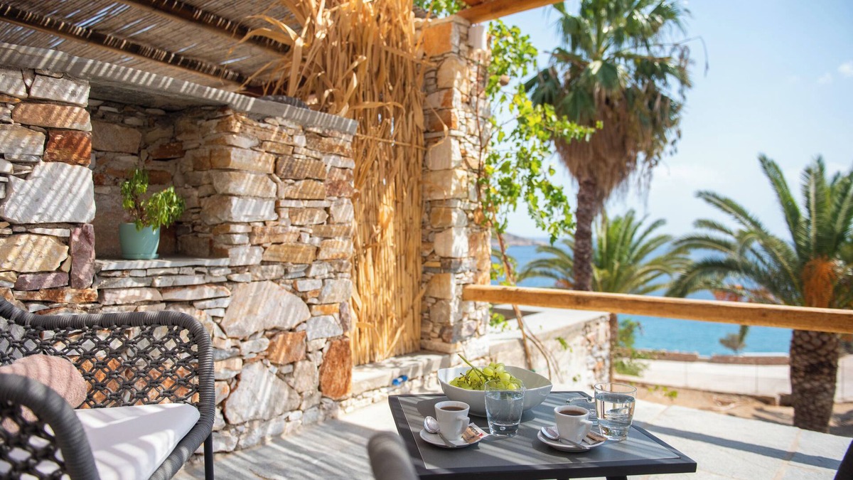 Platis Gialos Apartment | Apartment 'White and Black Suites Junior' with Sea View, Wi-Fi and Air Conditioning